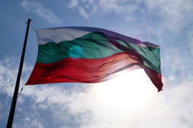 Bulgaristan bayrağı gökyüzüne doğru rüzgarda dalgalanıyor
