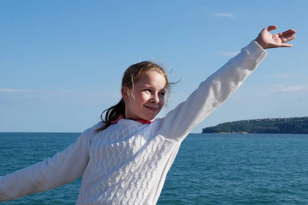 Glimlachend Meisje Met Opgeheven Hand Zee Hemel Achtergrond — Stockfoto