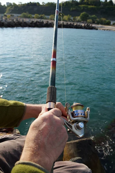 Spinning För Fiske Manliga Händer Bakgrund Havet Närbild — Stockfoto