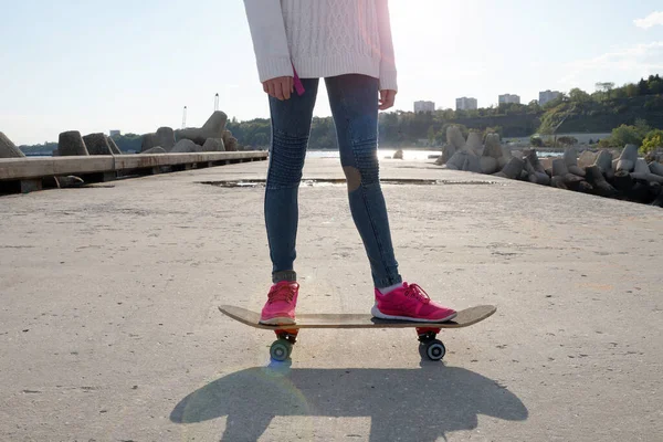 Έφηβος Κορίτσι Ένα Skateboard Μια Ηλιόλουστη Μέρα Close — Φωτογραφία Αρχείου