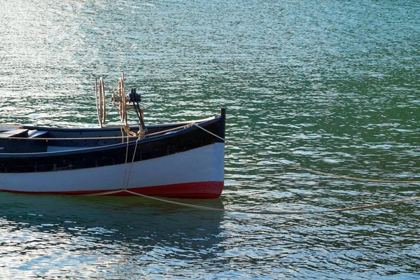 Barca Con Volante Guinzaglio Sull Acqua Giorno — Foto Stock