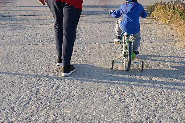 Petit Garçon Fait Vélo Côté Maman Vue Arrière — Photo