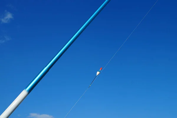 Rybářský Prut Bobber Proti Modré Obloze Zblízka — Stock fotografie
