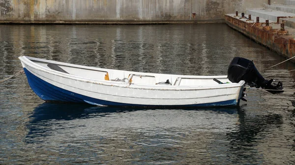 Barca Con Motore Acceso Acqua Molo — Foto Stock
