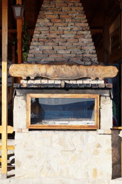 Dışarıdaki kafede tuğla fırın ızgarası..