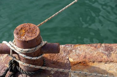 Rıhtımda demirlemek için bir ip.