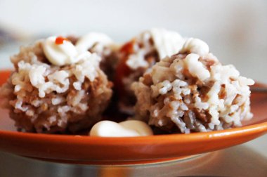 Pirinçli köfte ve ekşi krema.