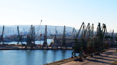 Bulgaristan 'ın Varna limanında yük vinçleri.