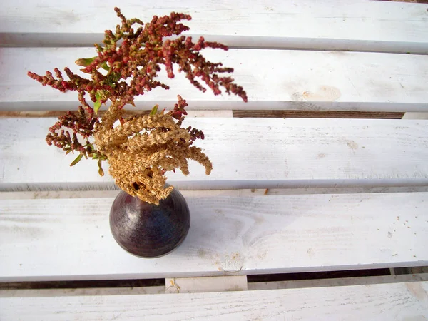 Ikebana Flores Otoño Pequeño Jarrón Sobre Fondo Madera Blanca — Foto de Stock