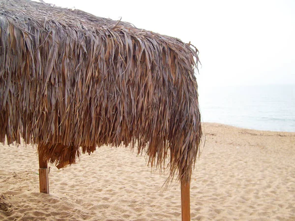 Kryty Strzechą Baldachim Pustej Plaży — Zdjęcie stockowe