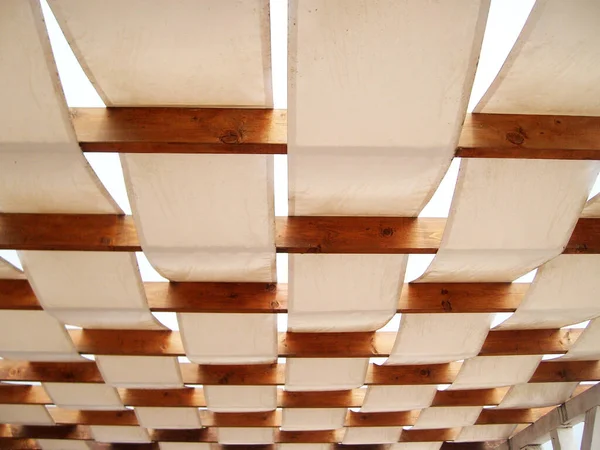 白い織物と木製の梁で作られた日天蓋 — ストック写真