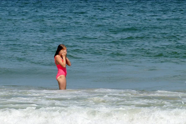 Mädchen Meer Bedeckte Ihr Gesicht Mit Ihren Händen — Stockfoto