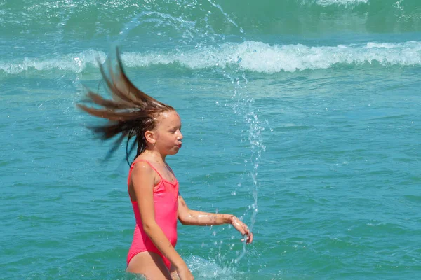 Κορίτσι Στη Θάλασσα Πιτσιλιές Πετούν Από Μαλλιά Της — Φωτογραφία Αρχείου
