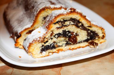 Noel 'de beyaz bir tabakta haşhaş tohumları ve kuru üzümlerle kutlanır..