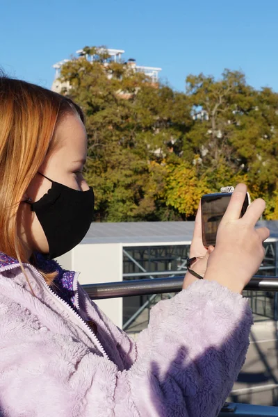 Nastolatka Dziewczyna Czarny Medyczny Maska Bierze Selfie Diabelski Młyn — Zdjęcie stockowe