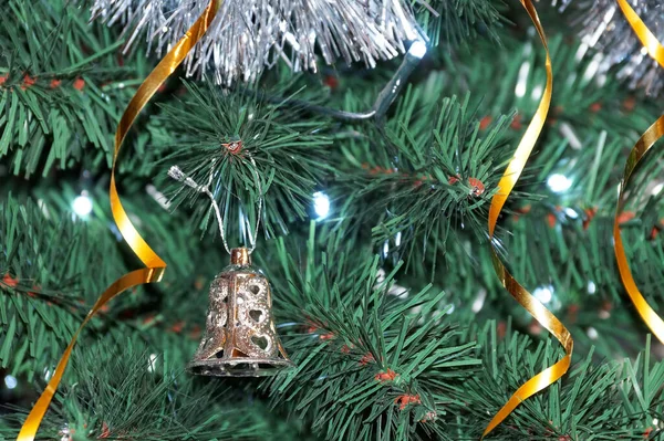 Διακοσμημένο Χριστουγεννιάτικο Δέντρο Λαμπερά Φώτα Κοντά — Φωτογραφία Αρχείου
