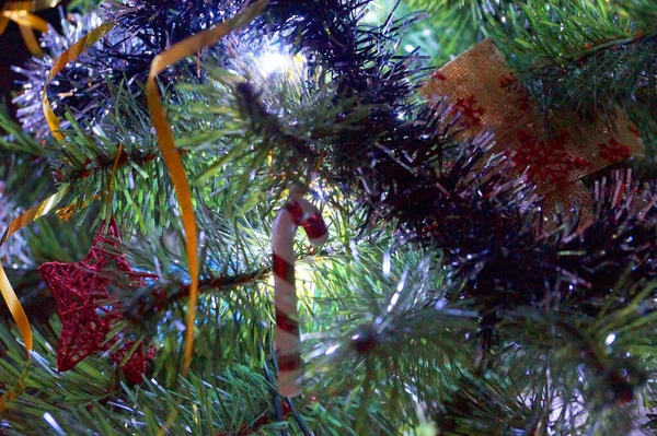 Geschmückter Weihnachtsbaum Mit Leuchtenden Lichtern Aus Nächster Nähe — Stockfoto