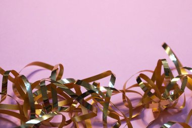 Pembe arka planda dalgalı altın kurdele, yeni yıl için kopyalama alanı, noel.