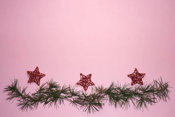Nadelzweige Und Christbaumschmuck Auf Rosa Hintergrund Für Das Neue Jahr — Stockfoto