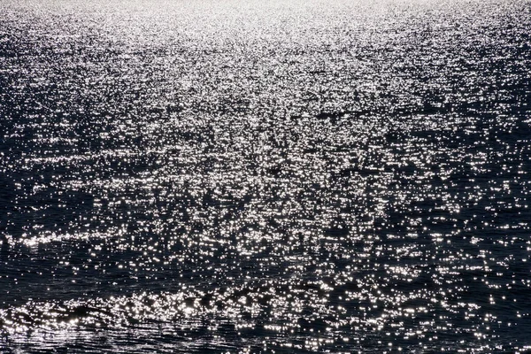 Güneş Işığı Karanlık Deniz Suyuna Doğal Arka Planına Yansıyor — Stok fotoğraf
