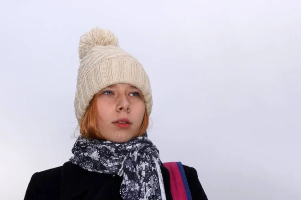 Potret Gadis Remaja Berambut Pirang Dengan Topi Rajutan — Stok Foto