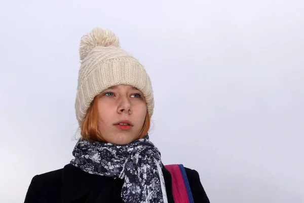 Portrait Adolescente Aux Cheveux Blonds Dans Chapeau Tricoté — Photo