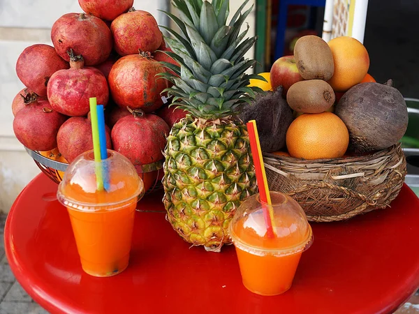 Tallerken Granatæbler Ananas Tropiske Frugter Friskpresset Juice Glas - Stock-foto