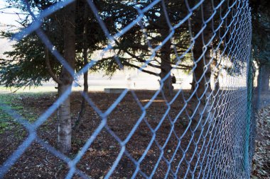 Parktaki metal tel örgü çitleri kapatın..