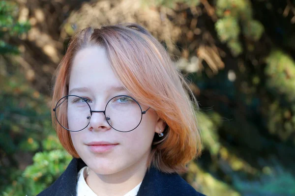 Retrato Menina Adolescente Sorridente Com Cabelo Loiro Usando Óculos — Fotografia de Stock
