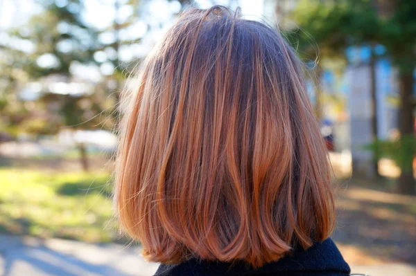 Rossa Ragazza Con Capelli Corti Primo Piano Vista Posteriore — Foto Stock