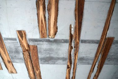 İç tarafta çatı katı tarzı, beton tavanda ahşap döşemeler..