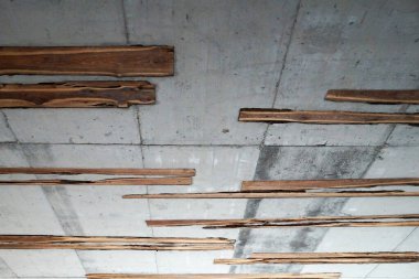 İç tarafta çatı katı tarzı, beton tavanda ahşap döşemeler..