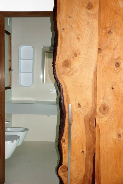Porta Banheiro Feito Madeira Maciça Natural Estilo Loft — Fotografia de Stock