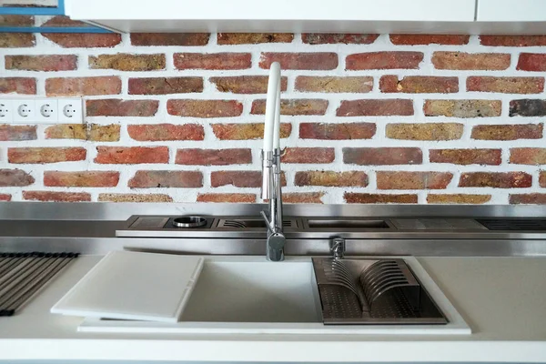 Mikser ve lavabo tarzı bir mutfakta yakın çekim.