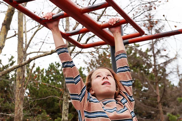Adolescente Pendurado Seus Braços Parque Infantil Parque — Fotografia de Stock