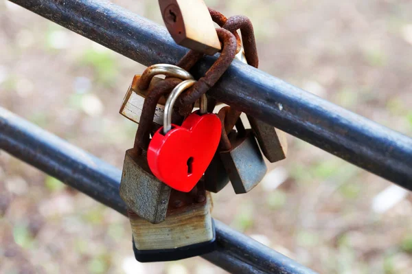 Czerwony Zamek Kształcie Serca Jako Symbol Wiecznej Miłości Wisi Balustradzie — Zdjęcie stockowe