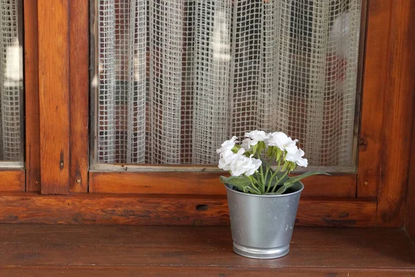 Flores Blancas Una Olla Metal Alféizar Madera — Foto de Stock