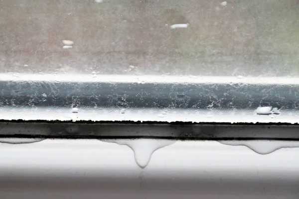 Primer Plano Vidrio Empañado Húmedo Condensación Marco Ventana Plástico —  Fotos de Stock