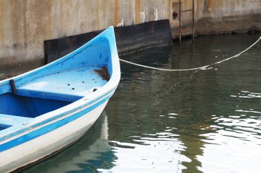 Ahşap tekne rıhtıma yakın planda bağlı.