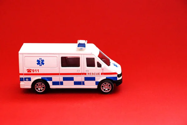 911 Ratownicze Zabawki Samochód Czerwonym Tle Przestrzeń Kopiowania — Zdjęcie stockowe