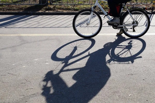 Egy Biciklis Árnyéka Egy Napsütéses Napon — Stock Fotó