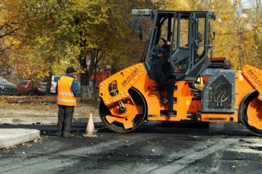 Kazan, Rusya - Ekim, 12, 2020: asfalt kaldırım makinesinin yanındaki işçiler
