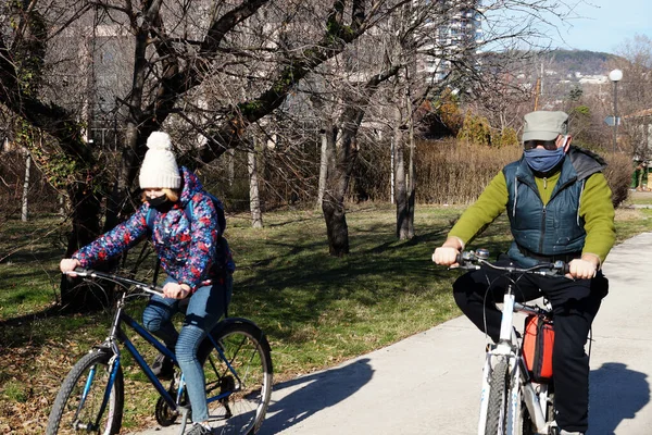 Apa Lánya Orvosi Maszkban Bicikliznek Parkban — Stock Fotó