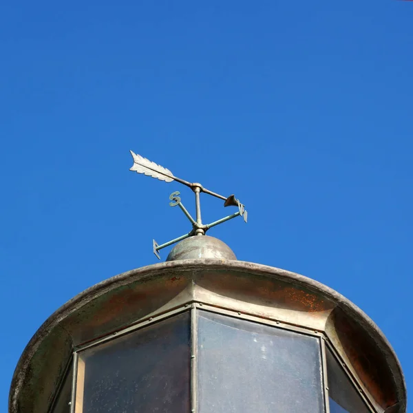 晴空背景下灯塔上的风帆 — 图库照片