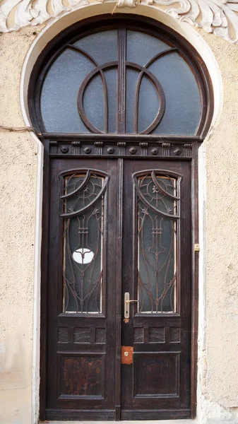 Viejo Exterior Vintage Madera Marrón Puerta Con Primer Plano Cristal — Foto de Stock