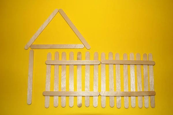 Ξύλινο Σπίτι Και Φράχτη Κίτρινο Φόντο Εγκατάσταση — Φωτογραφία Αρχείου