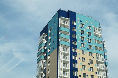 Gökdelenlerin açık gökyüzüne karşı modern cepheleri.