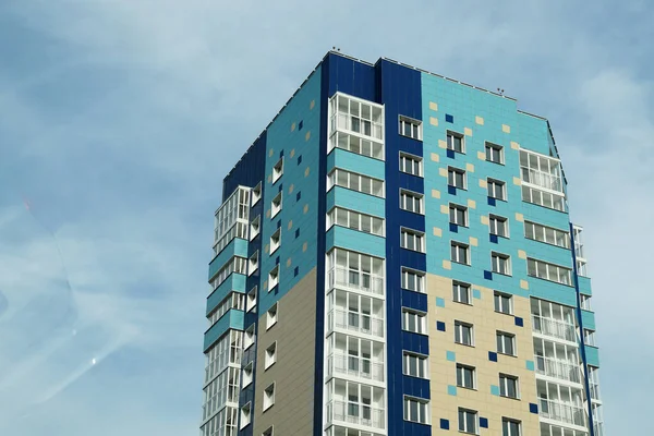 Gökdelenlerin açık gökyüzüne karşı modern cepheleri.