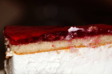 Ahududu reçelli bir parça cheesecake, çözünmüş fotoğraf.