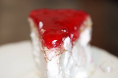 Ahududu reçelli bir parça cheesecake, çözünmüş fotoğraf.